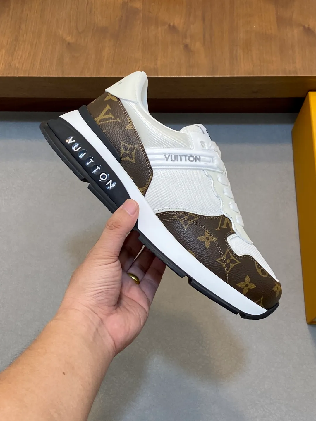 💰800 Lujia new color matching men's 🧍‍♂️trainer sneakers, this LV Trainer sneaker is made of soft grained calfskin and presents pure tones. The brand was born in 1854. The designer's handwritten brand logo is embellished on one side. Virgil Abloh designed it himself. It is a very commemorative sneaker. Brand new LV Louis Vuitton louis vuitton trainer sneaker low casual sports culture versatile basketball shoes Size: 39-44 (38, 45, 46 customized)